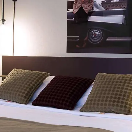 Zelie Champs-elysees