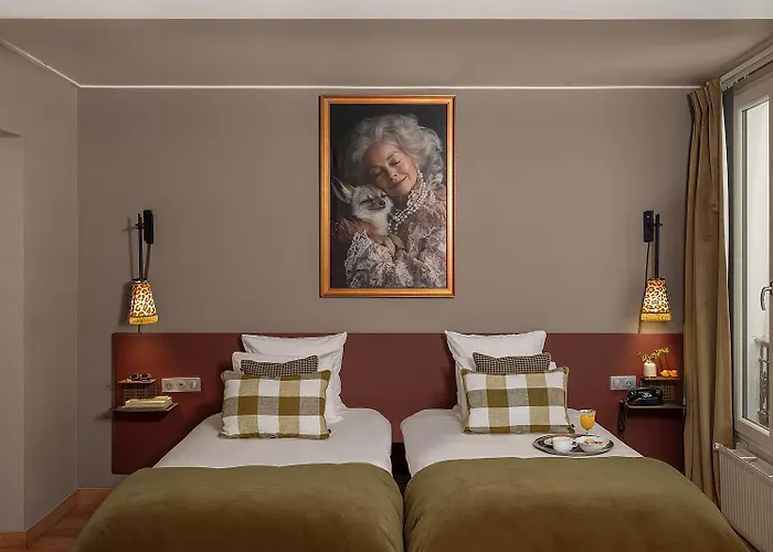 Zelie Champs-elysees