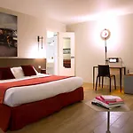 Zelie Champs-elysees Parijs
